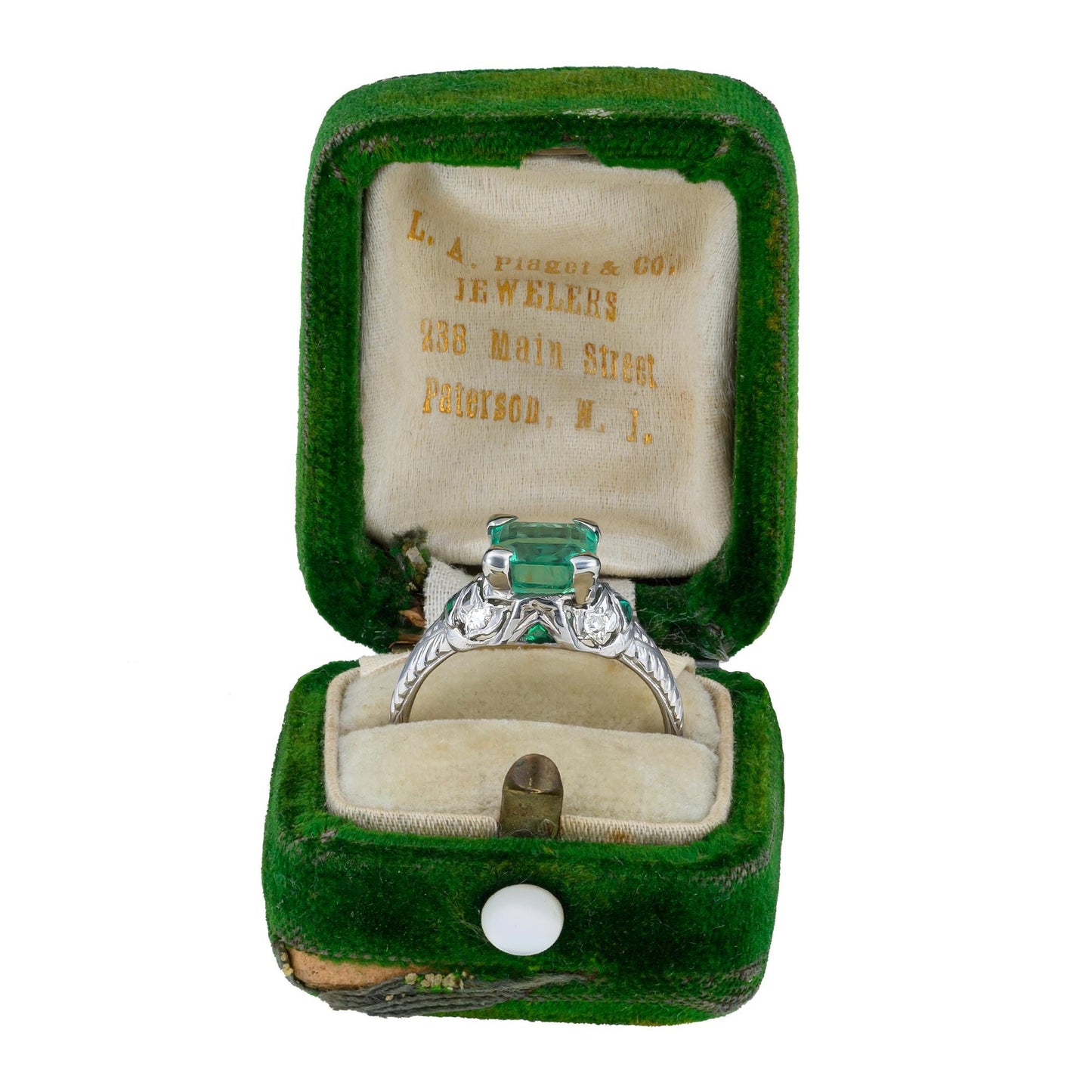 Art Deco Emerald Filigree Ring in Platinum