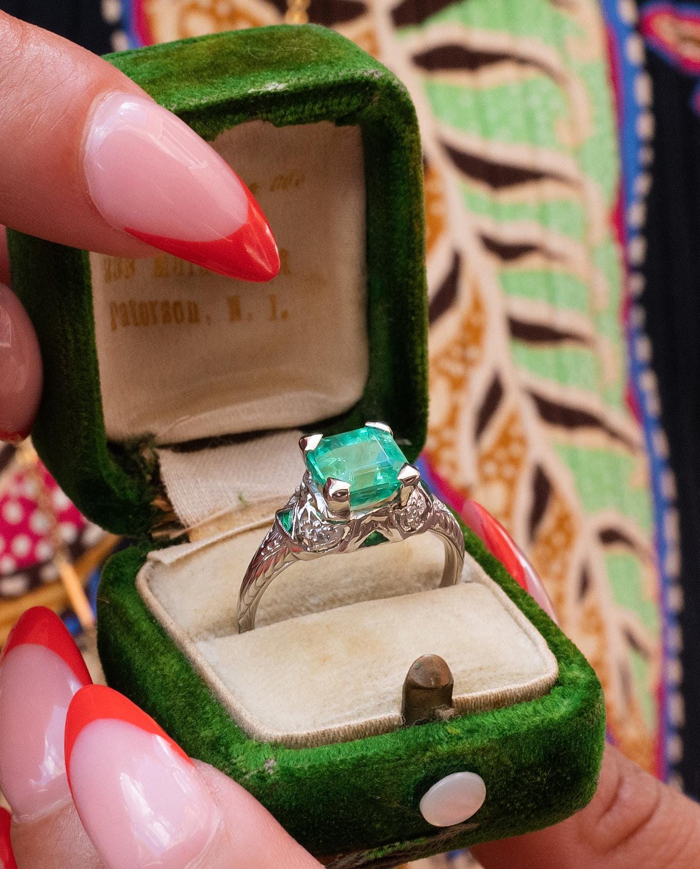 Art Deco Emerald Filigree Ring in Platinum