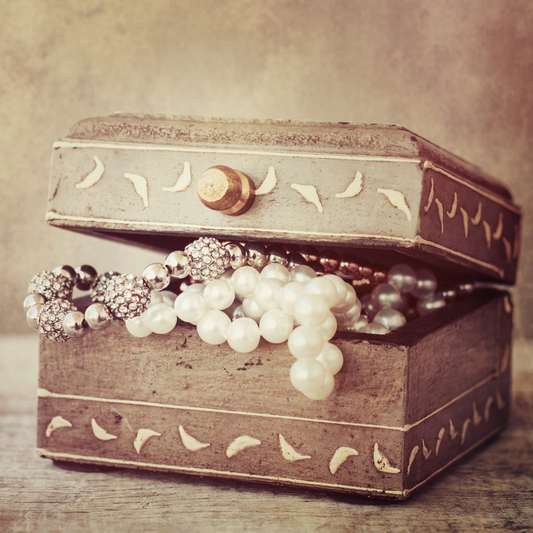 Understanding the Difference Between Vintage and Antique Jewelry